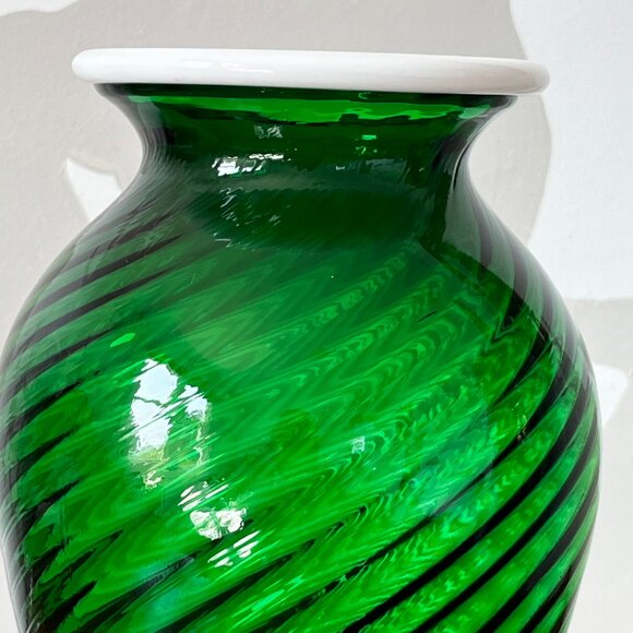 Rare Fenton Emerald Green Snow Crest Swirl 9.5" Vase Smooth Top w/ Sticker Vtg - Picture 4 of 15
